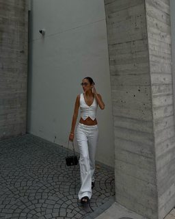 Luana Barrón feet photo thumbnail