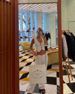 Luana Barrón feet photo thumbnail