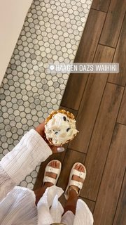 Luana Barrón feet photo thumbnail