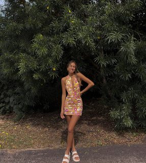 Luana Barrón feet photo thumbnail