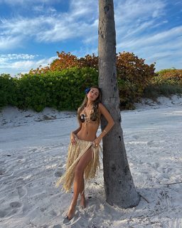 Luana Barrón feet photo thumbnail