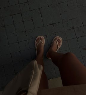 Luana Barrón feet photo thumbnail