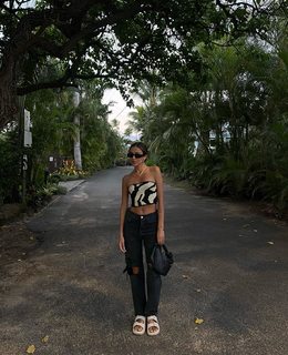 Luana Barrón feet photo thumbnail