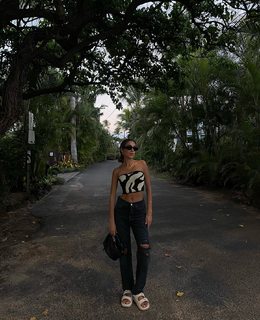 Luana Barrón feet photo thumbnail