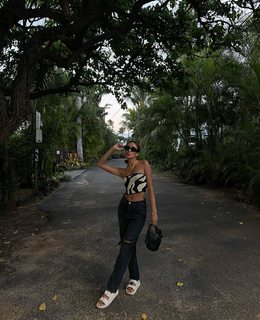 Luana Barrón feet photo thumbnail