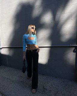 Luana Barrón feet photo thumbnail