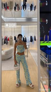 Luana Barrón feet photo thumbnail