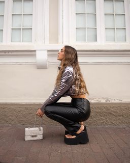 Luana Barrón feet photo thumbnail