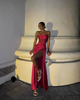 Luana Barrón feet photo thumbnail