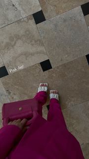 Luana Barrón feet photo thumbnail