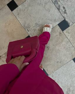 Luana Barrón feet photo thumbnail