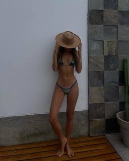 Luana Barrón feet photo thumbnail