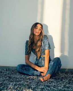 Luana Barrón feet photo thumbnail