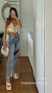 Luana Barrón feet photo thumbnail