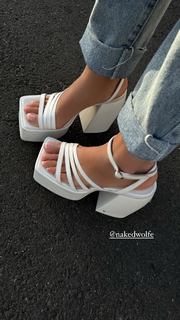 Luana Barrón feet photo thumbnail