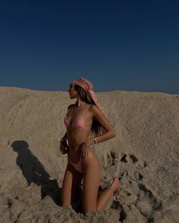 Luana Barrón feet photo thumbnail