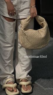 Luana Barrón feet photo thumbnail