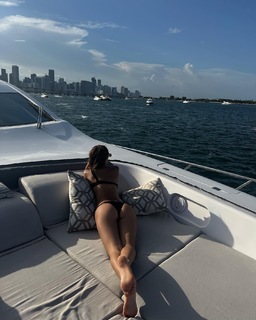 Luana Barrón feet photo thumbnail