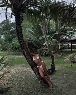 Luana Barrón feet photo thumbnail