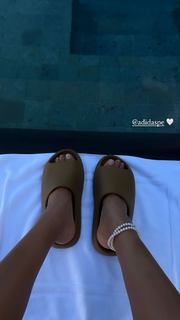 Luana Barrón feet photo thumbnail