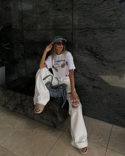 Luana Barrón feet photo thumbnail