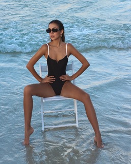 Luana Barrón feet photo thumbnail