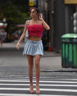 Luana Barrón feet photo thumbnail