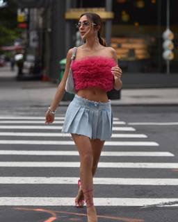 Luana Barrón feet photo thumbnail