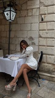 Luana Barrón feet photo thumbnail