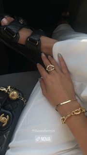 Luana Barrón feet photo thumbnail