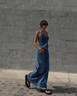 Luana Barrón feet photo thumbnail