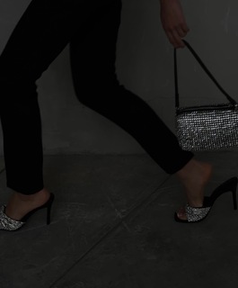 Luana Barrón feet photo thumbnail