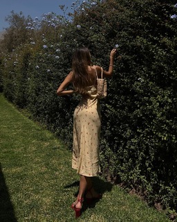 Luana Barrón feet photo thumbnail