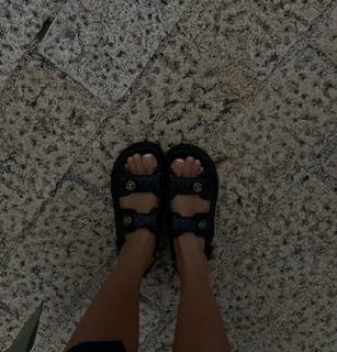 Luana Barrón feet photo thumbnail