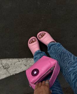 Luana Barrón feet photo thumbnail