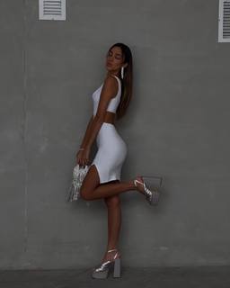 Luana Barrón feet photo thumbnail