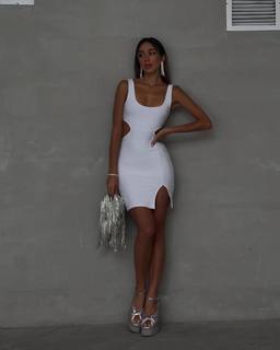 Luana Barrón feet photo thumbnail