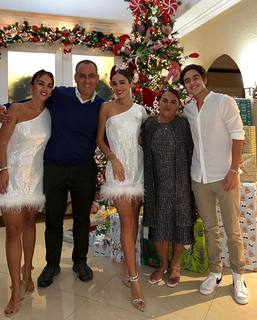 Luana Barrón feet photo thumbnail