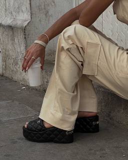 Luana Barrón feet photo thumbnail