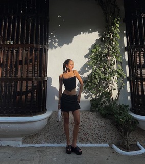 Luana Barrón feet photo thumbnail