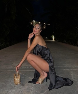 Luana Barrón feet photo thumbnail