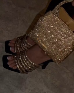 Luana Barrón feet photo thumbnail