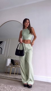 Luana Barrón feet photo thumbnail