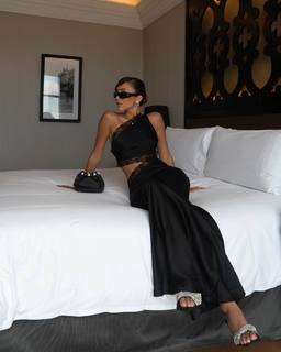 Luana Barrón feet photo thumbnail