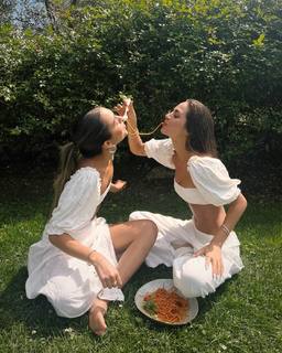 Luana Barrón feet photo thumbnail