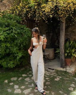 Luana Barrón feet photo thumbnail