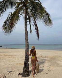 Luana Barrón feet photo thumbnail