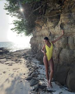 Luana Barrón feet photo thumbnail