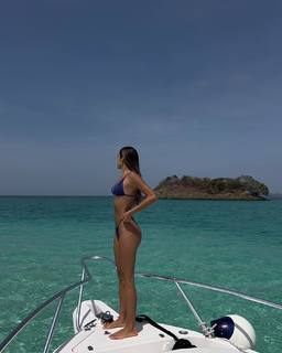 Luana Barrón feet photo thumbnail