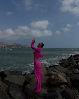 Luana Barrón feet photo thumbnail